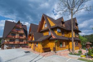 a large wooden house with a large roof at Willa Stachoniówka in Zakopane