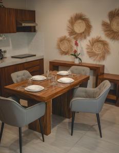 a dining room with a wooden table and chairs at Suite Premium con piscina privada en Valladolid - Penca Leonor 12 in Valladolid +3 photos