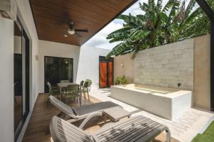 a patio with a tub and chairs and a table at Suite Premium con piscina privada en Valladolid - Penca Leonor 12 in Valladolid