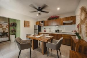 a kitchen with a table with chairs and a ceiling fan at Suite Premium con piscina privada en Valladolid - Penca Leonor 12 in Valladolid