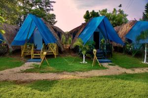 a group of tents in front of a resort at Glamping Tesoro Escondido in San Antero