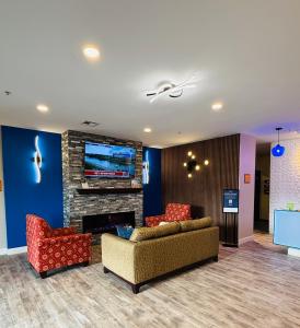 a living room with two couches and a fireplace at La Quinta by Wyndham Morgan City in Morgan City
