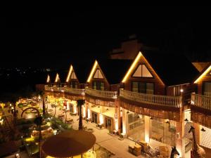 a large building with lights on it at night at شاليهات البدرية لبيوت العطلات in Taif