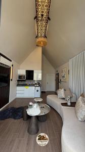 a living room with a couch and a table at شاليهات البدرية لبيوت العطلات in Taif