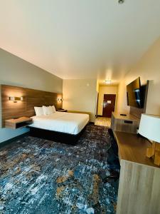 a hotel room with a bed and a flat screen tv at La Quinta by Wyndham Morgan City in Morgan City +43 photos