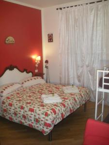 sypialnia z łóżkiem z dwoma ręcznikami w obiekcie B&B Brezza Marina w mieście San Benedetto del Tronto
