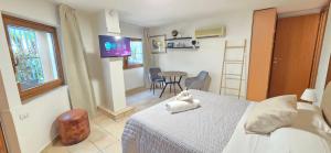a bedroom with a bed and a table with chairs at Suite 58 rooms in Giulianova