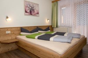 um quarto com uma grande cama de madeira num quarto em Haus Deutschmann em Wenns