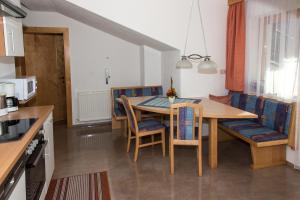 uma cozinha e sala de jantar com mesa e cadeiras em Haus Deutschmann em Wenns