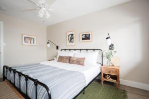 a bedroom with a bed and a ceiling fan at Seashore Suites by AvantStay in San Diego