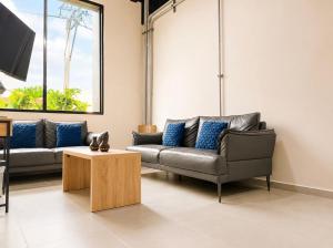a living room with a couch and a table at GRAND HOTEL JAMUNDI in Jamundí