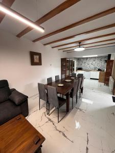 a living room with a table and chairs and a couch at La Casa Los Patios in Mahora