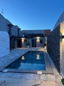 a swimming pool in the backyard of a house at La Casa Los Patios in Mahora