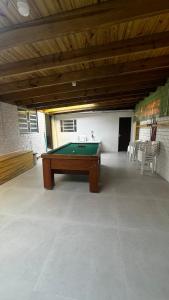a pool table in the middle of a room at Canto dos pássaros in Tramandaí