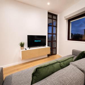 a living room with a tv and a couch at Alameda Apartments 2 in Trofa