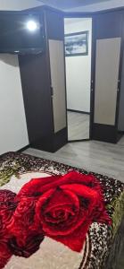 a bed with a pile of red roses on it at 10 mn Paris in Gennevilliers