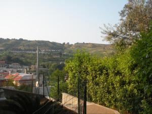 widok na miasto z wzgórzami w oddali w obiekcie B&B Brezza Marina w mieście San Benedetto del Tronto
