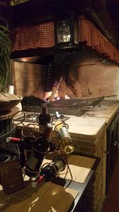 cocina con fogones y chimenea en Martina Guest house, en Poreč