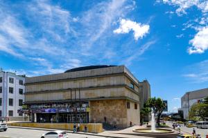 a building on a city street with a blue sky at Acogedor apto 2 habitaciones in Manizales