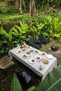 a table with plates of food on top at Wanagiri Reserve in Gitgit