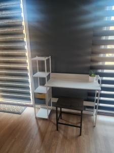 a desk and a table and a shelf in a room at Tiny por trabajo in Trinidad