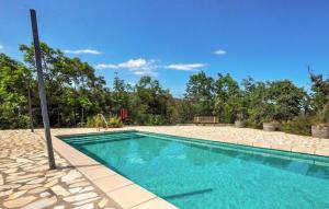 a swimming pool in the middle of a yard at Charmante Villa Piscine in Taulis