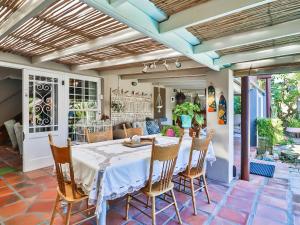 a dining room with a table and chairs at Inn-Style in Cape Town