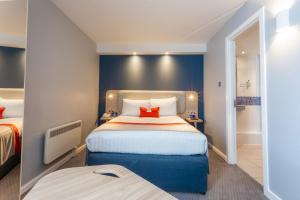 a hotel room with a large bed and a bathroom at Holiday Inn Express Glasgow City Theatreland by IHG in Glasgow +73 photos