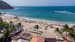 an overhead view of a beach with a crowd of people at Brisa do Caitá Praia Hotel in Morro de São Paulo