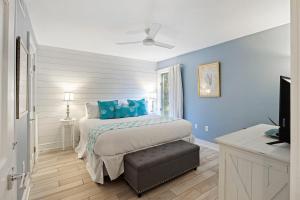 a bedroom with a bed with blue walls at SS3524: 3524 Seascape in Kiawah Island