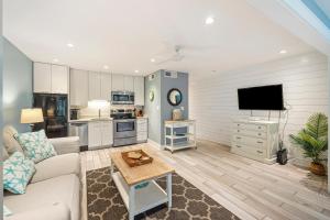 a living room with a couch and a tv at SS3524: 3524 Seascape in Kiawah Island +10 photos