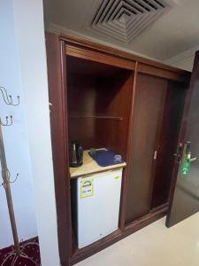 a kitchen with a small refrigerator in a room at فندق ريماس العنود in Mecca
