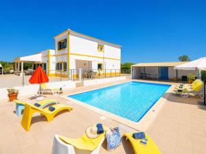 a villa with a swimming pool and a house at Villa Sol Nascente in Porches
