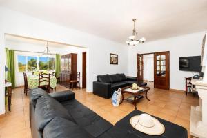 a living room with a couch and a table at Villa Sol Nascente in Porches