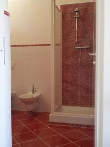 W łazience znajduje się prysznic, toaleta i umywalka. w obiekcie B&B Brezza Marina w mieście San Benedetto del Tronto