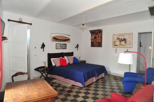 Un dormitorio con una cama con sábanas azules y una mesa. en Le case della giardiniera en Pralormo