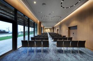 una sala de conferencias con sillas y una mesa larga en Eurostars Cascais, en Cascais