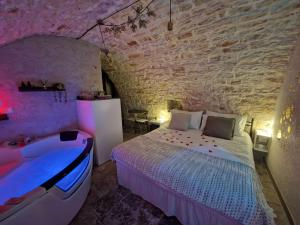 a bedroom with a bed and a bath tub at Soffio di Pietra in Castellana Grotte
