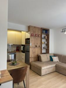 ein Wohnzimmer mit Sofa und Tisch in der Unterkunft Petica in Brčko