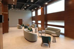 a lobby with couches and chairs and tables at Holiday Inn Mexico Zona Centro by IHG in Mexico City