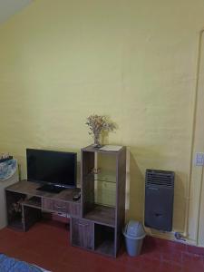 a living room with a television and a table at Cielo Serrano VCP in Villa Carlos Paz