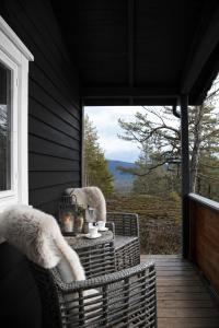 a screened in porch with a table and chairs at Cozy cottage with a Wonderful view - Hiking trails - Silence in Mjåvatn