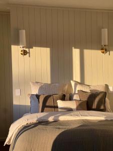 ein Schlafzimmer mit einem Bett mit vielen Kissen in der Unterkunft Zenith Tiny Home in Montacute