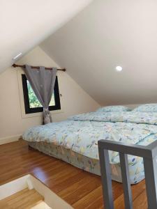 a bedroom with a bed and a window at บ้านนอร์ดิก เฮาส์ เขาค้อ in Khao Kho +4 photos