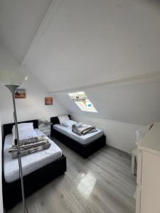 a bedroom with two beds in a room at Mamounette in Sarzeau