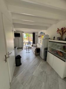 a room with a kitchen and a living room at Mamounette in Sarzeau