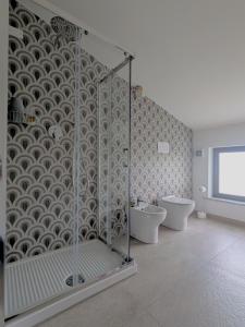 a bathroom with a shower and a toilet at Il quadrifoglio in Serino