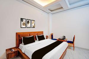 a bedroom with a large bed in a room at Townhouse Vikas Nagar Lucknow Formerly Wave BLU in Lucknow