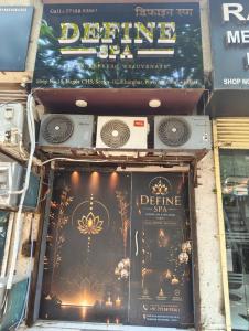 eine Ladenfront mit einem Schild darauf in der Unterkunft Define Spa in Panvel