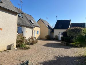 a row of houses with a gravel driveway at Mamounette in Sarzeau